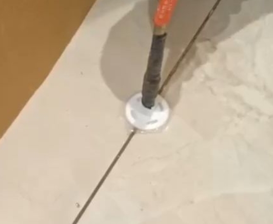 卫滨瓷砖空鼓维修公司专业解答瓷砖在铺贴过程中，如果没有涂抹均匀到位的粘结材料（如水泥砂浆或瓷砖胶），可能会导致以下问题