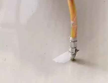 卫滨瓷砖空鼓维修公司专业解答在瓷砖铺贴过程中，如果使用的砂料过粗（如全部使用了粗砂），可能会导致以下问题
